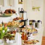 출퇴근길 걷기부터 사무실 스트레칭까지, 직장인 건강 챙기기 실천법 a table with a bunch of food on it