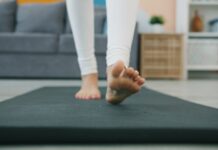 “마음챙김 운동, 일상 속 스트레스 해법으로 주목받다” Bare feet walking on a yoga mat