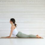 필라테스 패션학: “레깅스에도 기능이 있다?” 운동 효율을 높여주는 스마트한 복장 선택법 Woman doing cobra pose on yoga mat