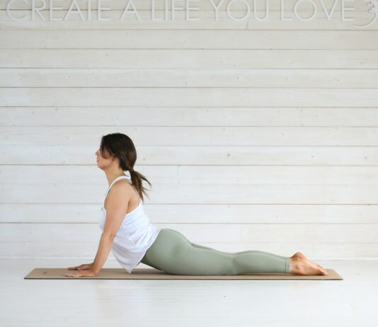 필라테스 패션학: “레깅스에도 기능이 있다?” 운동 효율을 높여주는 스마트한 복장 선택법 Woman doing cobra pose on yoga mat