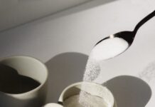 당(Sugar)과의 전쟁: 오후 4시의 유혹, 가짜 허기를 달래는 스마트 간식 전략 white ceramic mugs on white table