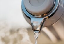 “하루 한 잔, 건강 챙기는 현대인의 물 마시기 루틴” a glass pouring water into a cup