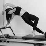 필라테스도 ‘디토(Ditto)’? SNS 속 화려한 동작 뒤에 숨겨진 기초의 중요성 woman in black sports bra and black leggings doing yoga