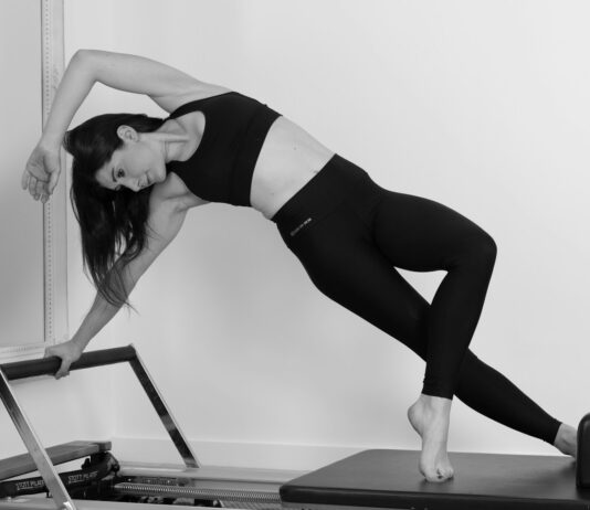 필라테스도 ‘디토(Ditto)’? SNS 속 화려한 동작 뒤에 숨겨진 기초의 중요성 woman in black sports bra and black leggings doing yoga