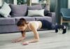 여성 건강관리, 일상에서 쉽게 실천하는 균형 잡힌 루틴 주목 a woman is doing push ups on the floor