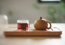 일상 속 대체요법, 건강한 습관으로 자리잡다 clear glass cup with tea near brown ceramic teapot