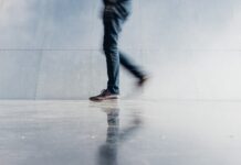 점심시간 10분 산책, 바쁜 직장인의 건강관리 비결로 주목 person wearing blue denim jeans beside gray wall