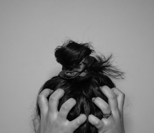 일상 속 스트레스, 작지만 확실한 실천으로 관리한다 a woman covering her face with her hands
