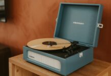 마음 돌보기, 일상 속에서 시작하세요… 새롭게 떠오르는 정신건강 관리 트렌드 A blue record player with a record on it.