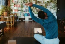 집에서 시작하는 소소한 건강 챙기기, 일상 속 실천법으로 인기 a man doing yoga in a living room