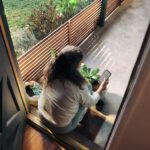 만성피로, 생활 습관 바꾸기로 ‘탈출’ 가능할까? Woman sitting on balcony with smartphone