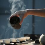 건강에 힘을 더하는 대체요법, 일상에서 실천하는 방법은 person pouring hot water on white cup
