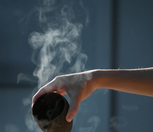 건강에 힘을 더하는 대체요법, 일상에서 실천하는 방법은 person pouring hot water on white cup