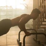 근육, 일상에서 키우기: 최신 건강 트렌드와 실생활 루틴 제안 a man is doing push ups on a machine