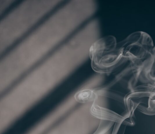 대체요법, 일상 속 건강관리의 새로운 트렌드 되다 white smoke on brown wooden table