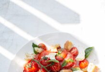 집에서 즐기는 저탄수화물 식단, 건강하게 실천하는 방법 sliced tomato and green leaf vegetable on white ceramic plate
