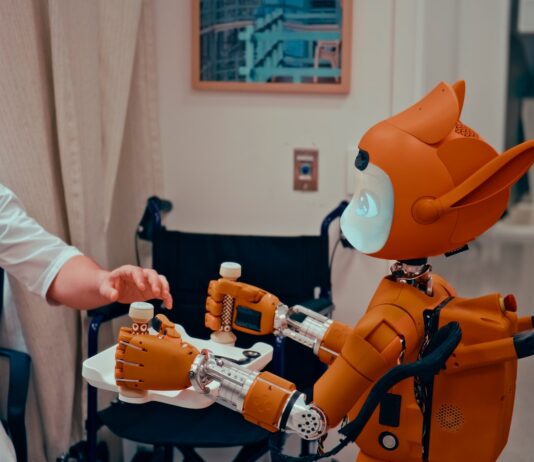 AI 건강 관리, 내 손안의 맞춤 주치의로 일상 변화 Man gives robot bottles on a tray