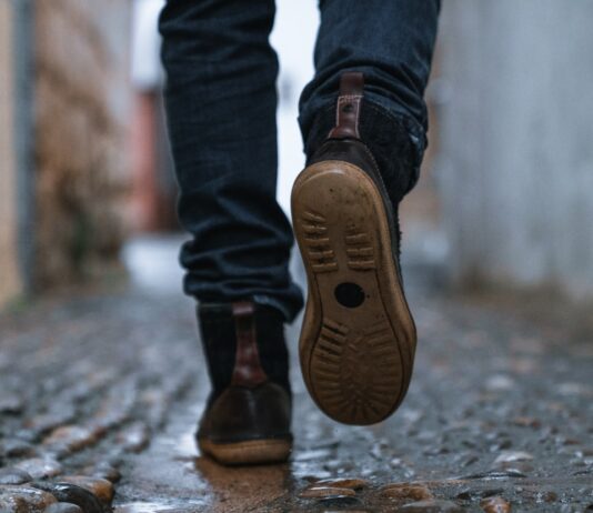 건강하게 걷기, 일상의 작은 변화가 만든 큰 기적 close-up photography of person walking on pavement