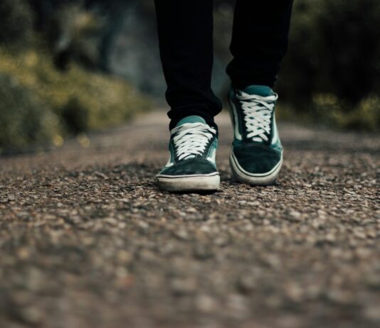 “워킹이 몸과 마음을 살린다”…걷기의 힘, 다시 주목받는 이유 a person standing on a gravel road with their shoes on
