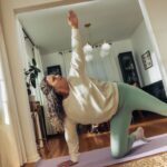 근육, 내 생활 속 작은 변화가 만드는 건강한 힘 A woman does a yoga pose on a mat.